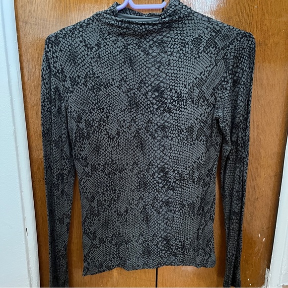 Snake print turtle neck - Picture 1 of 3